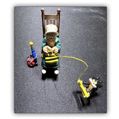 Ma Dalton tricotant dans son Rocking chair / Pixi