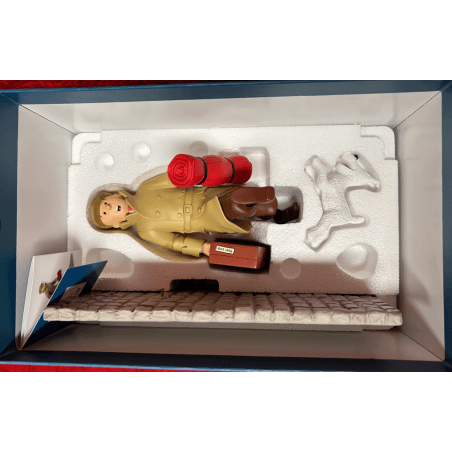 Tintin / Hergé / Moulinsart Ref 45994 / Tintin and Milou suitcase - They arrive - paved base - (2022)